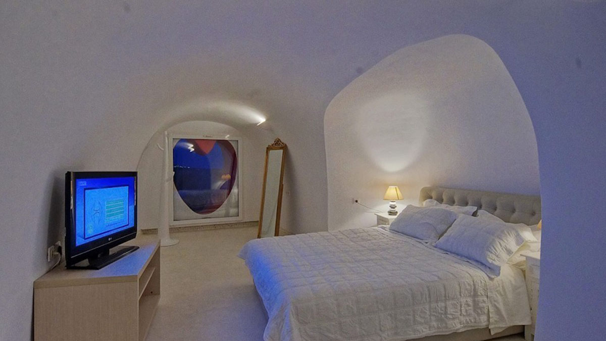 Honeymoon Cave Suite (Heart Shape window in Bedroom)
